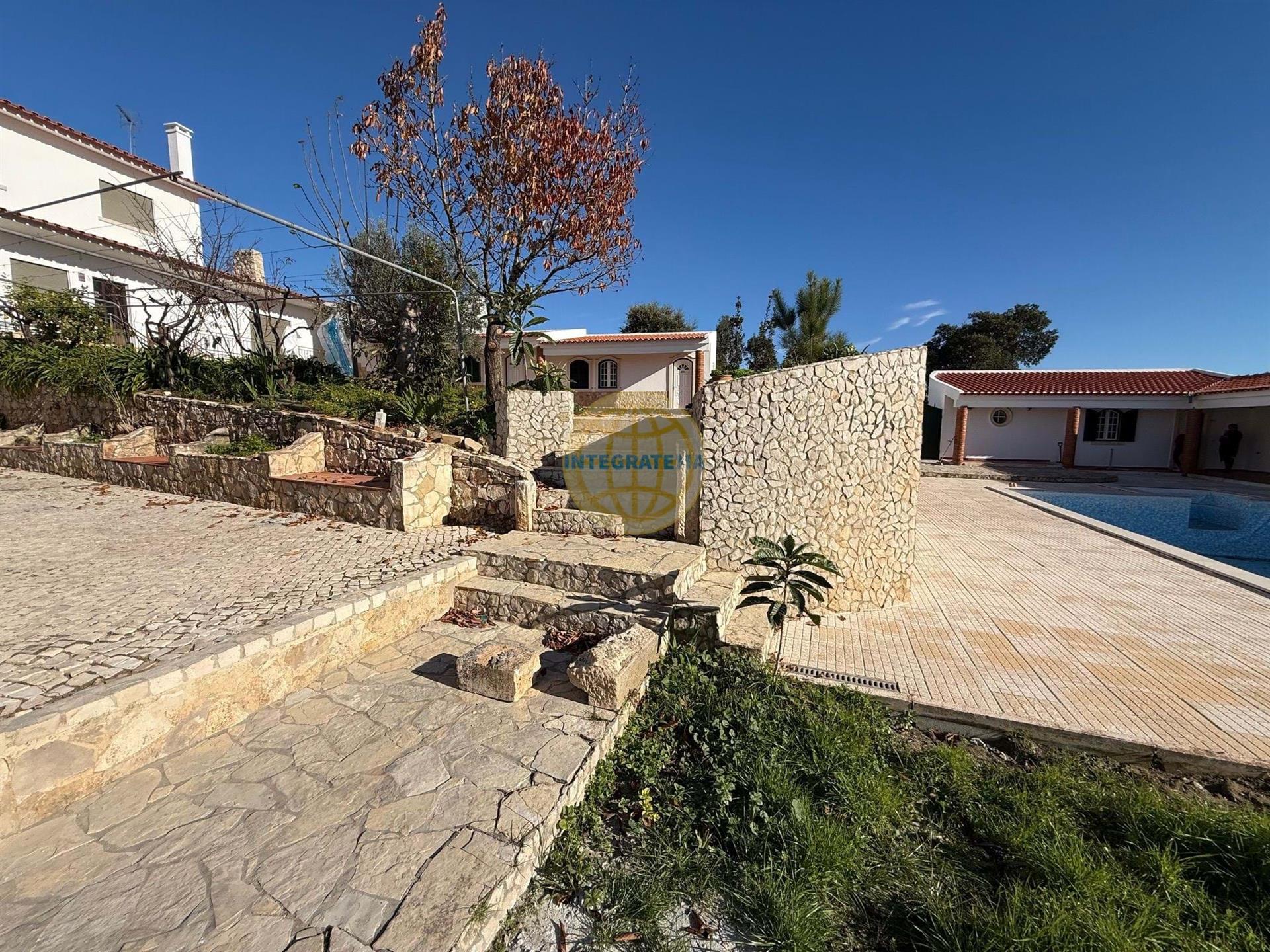 Moradia individual com anexos, piscina, armazéns e terreno