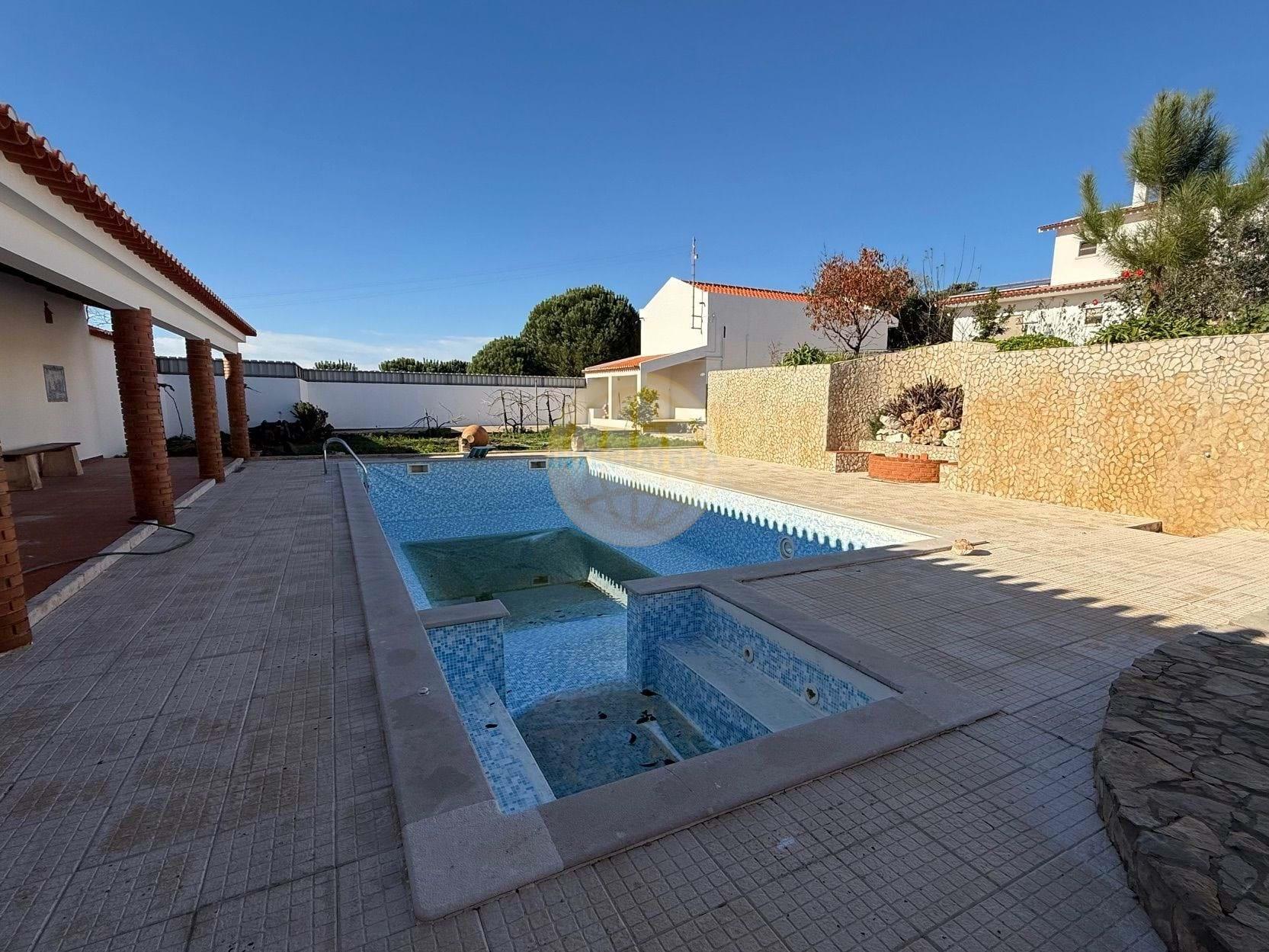 Moradia individual com anexos, piscina, armazéns e terreno