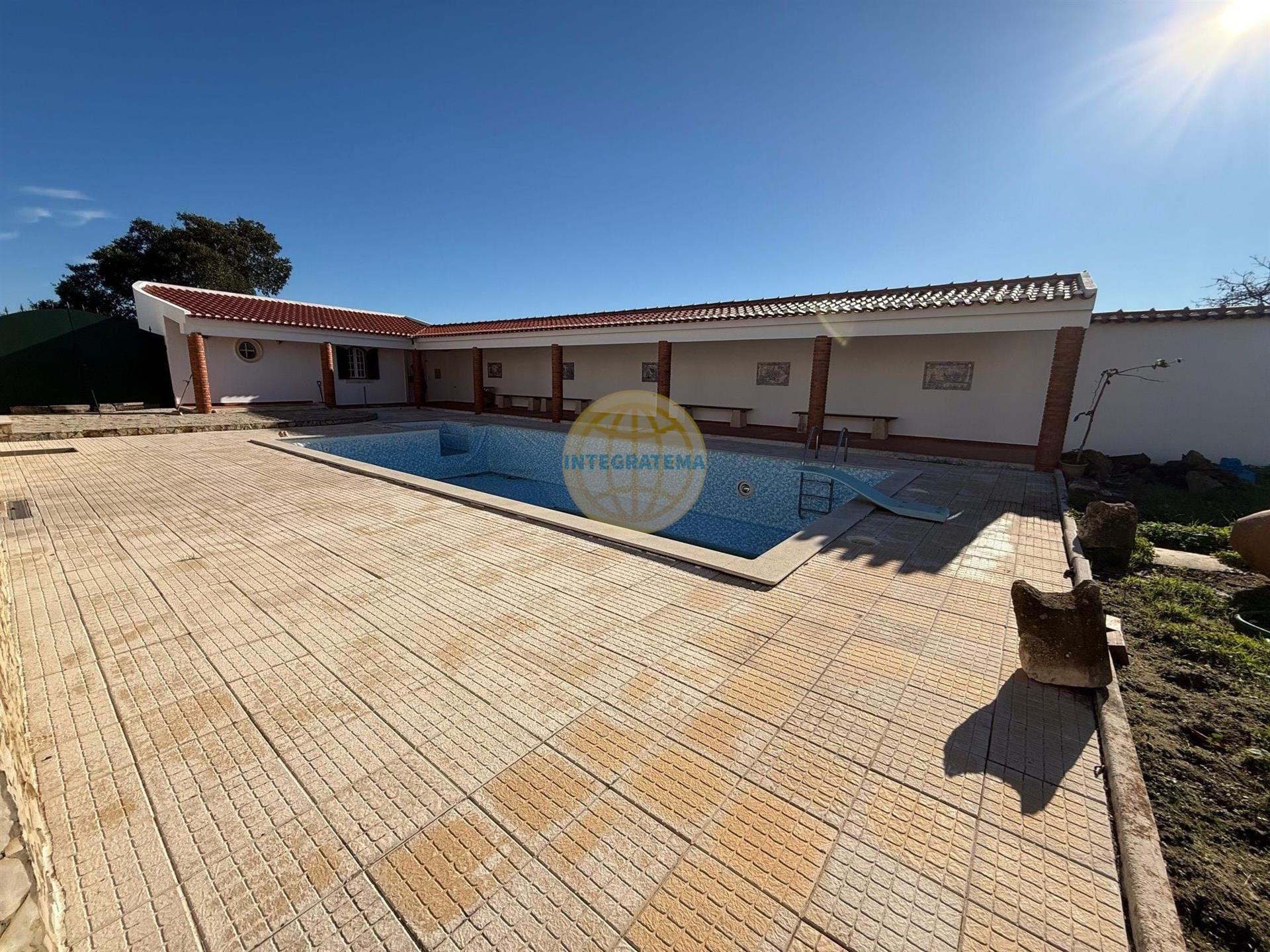 Moradia individual com anexos, piscina, armazéns e terreno