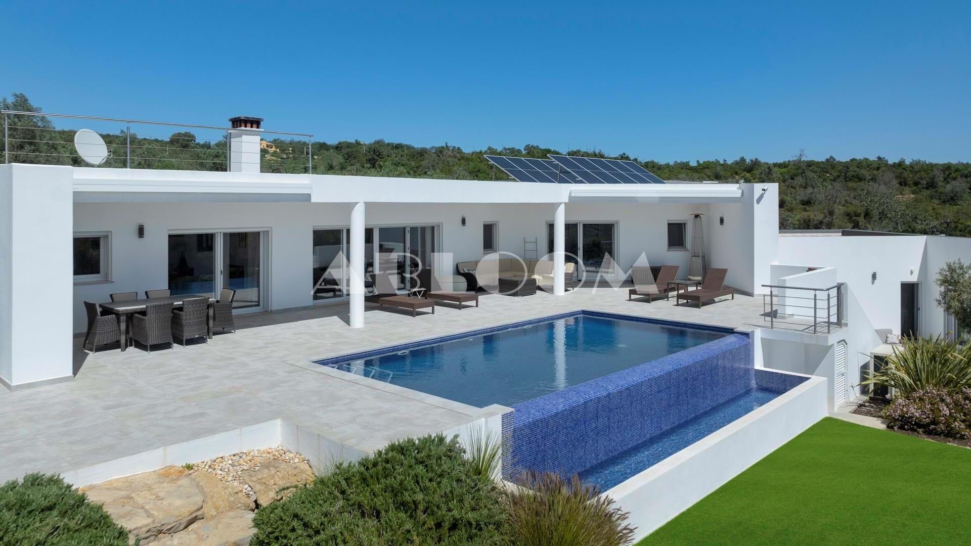 Eigentijdse villa op het platteland
