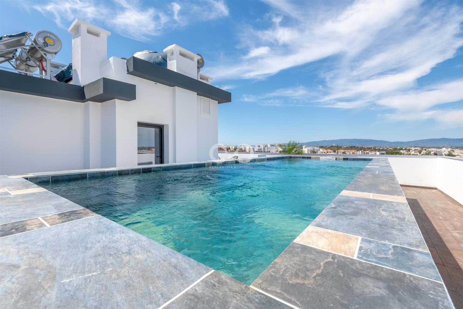 Apartamento de 3 dormitorios en condominio con piscina.