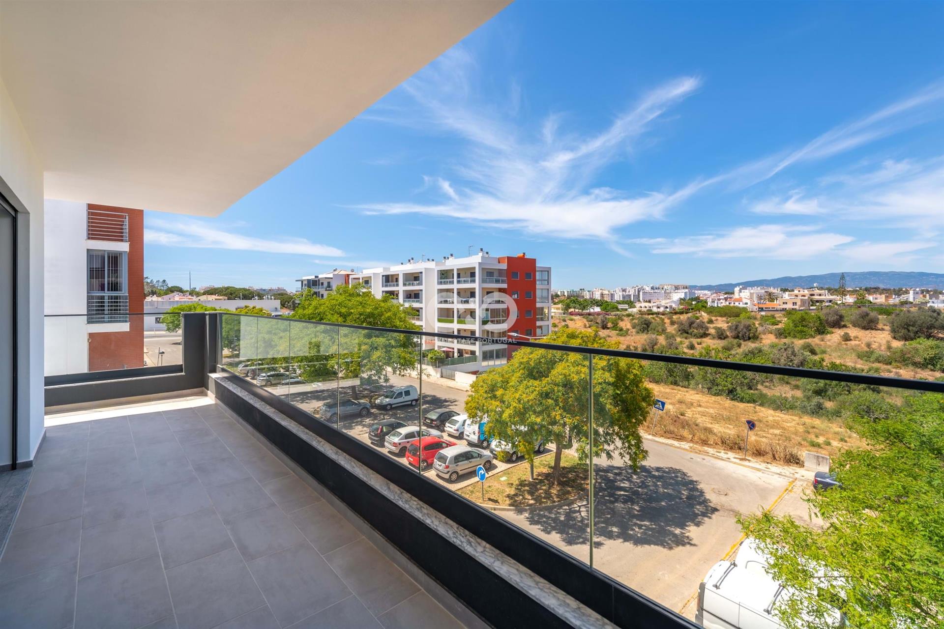 Apartamento de 3 dormitorios en condominio con piscina.