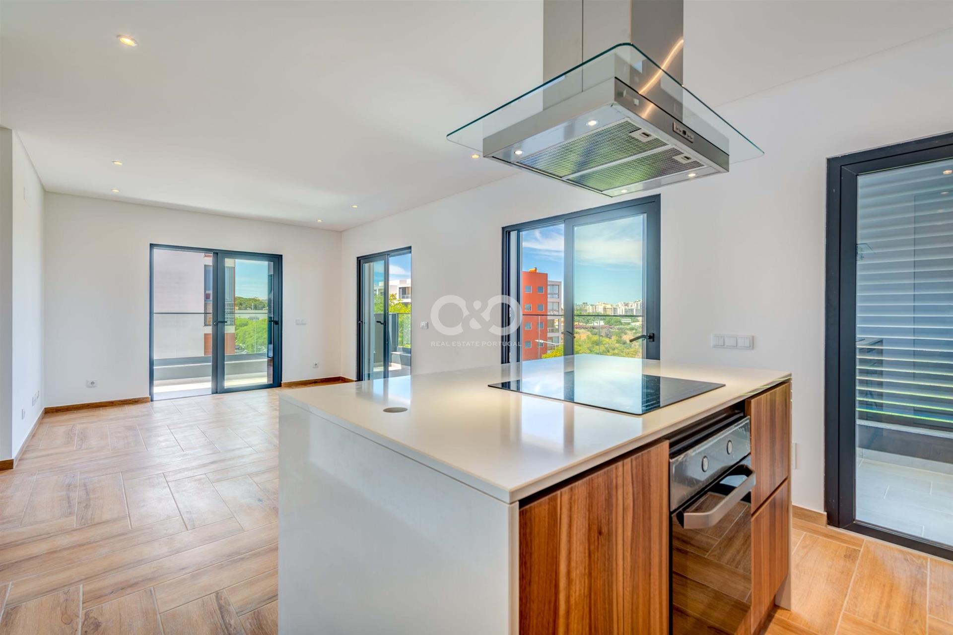Apartamento de 3 dormitorios en condominio con piscina.