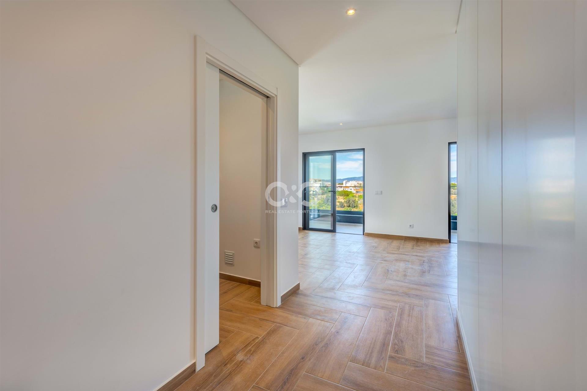 Apartamento de 3 dormitorios en condominio con piscina.