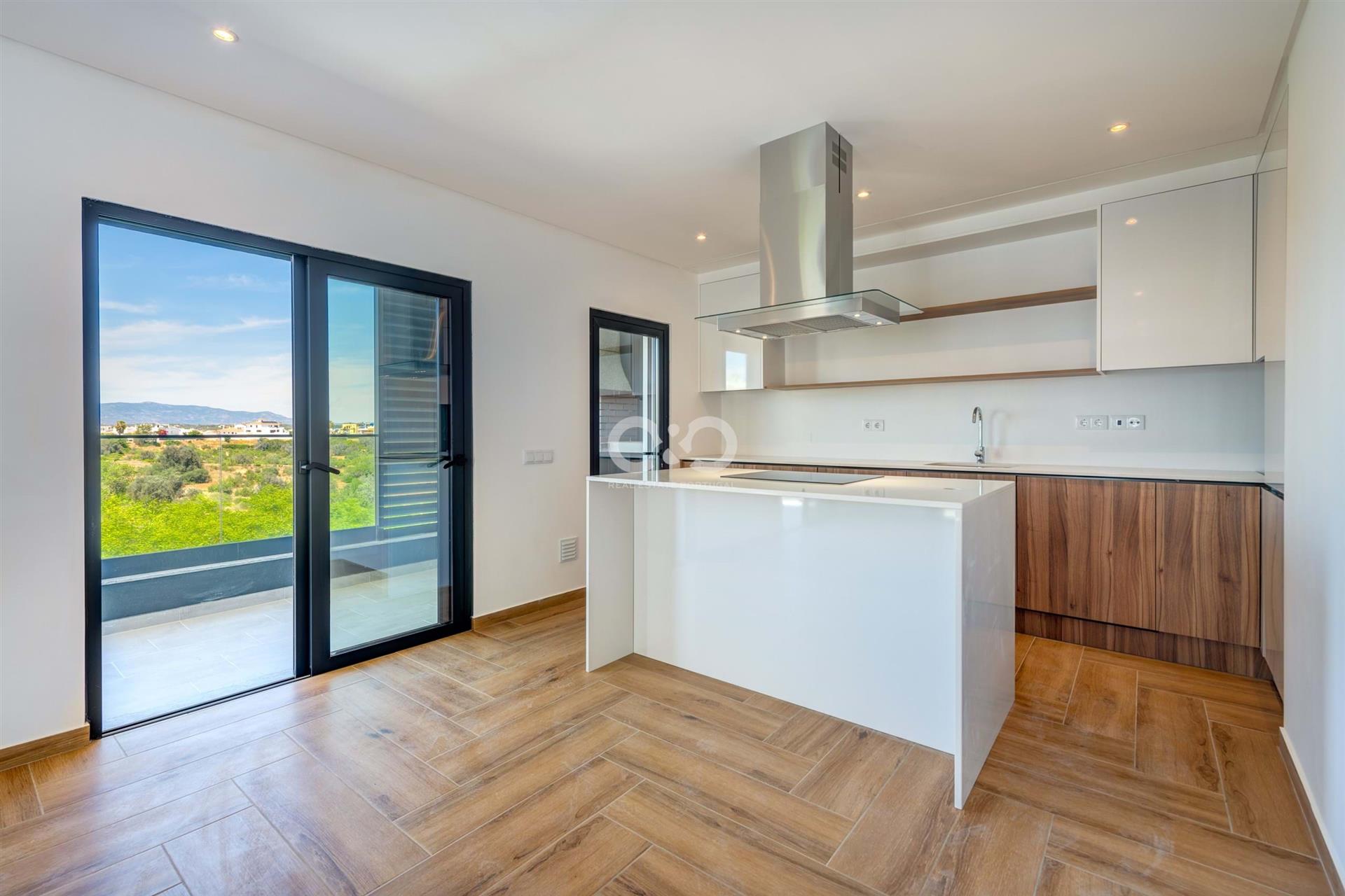 Apartamento de 3 dormitorios en condominio con piscina.