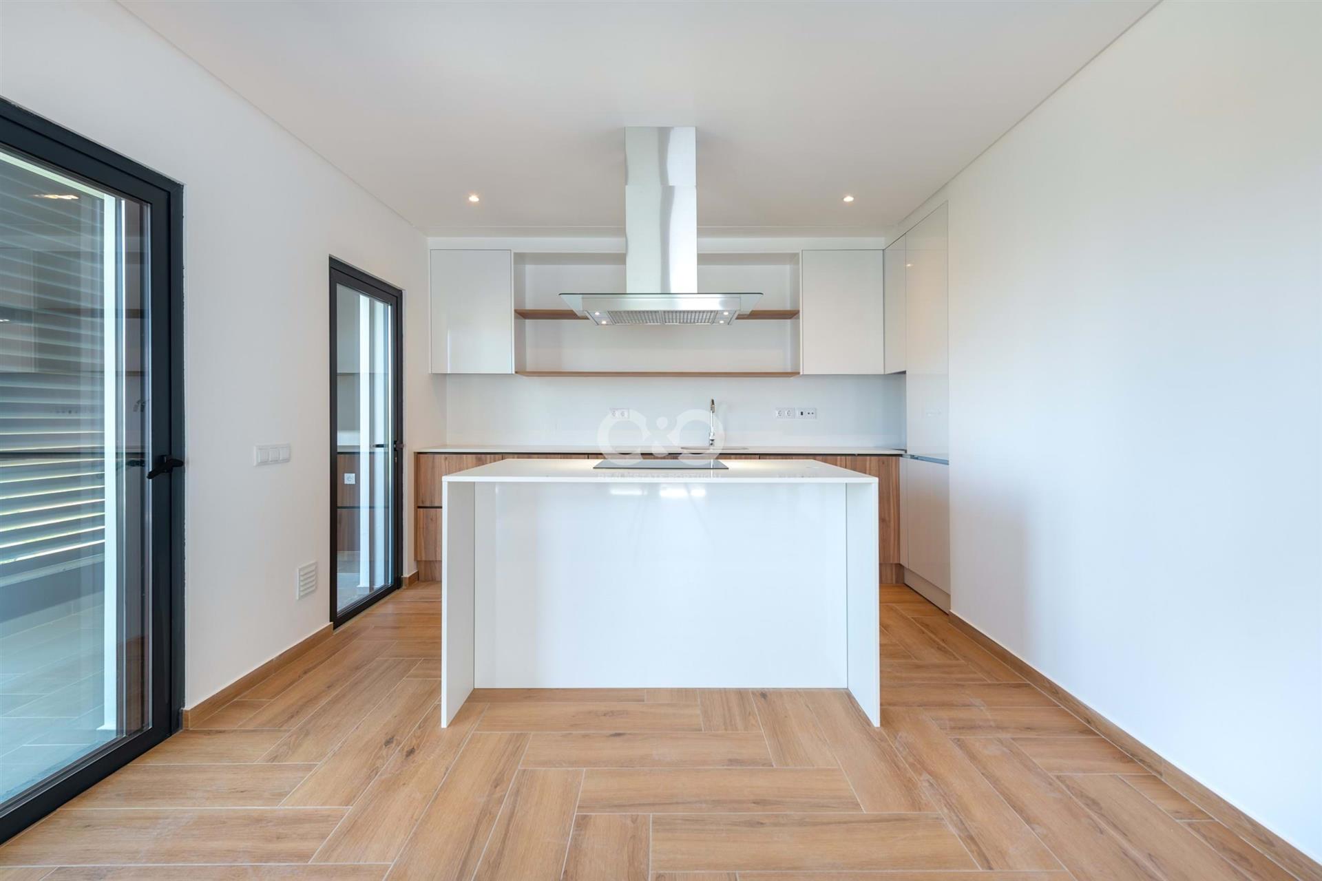 Apartamento de 3 dormitorios en condominio con piscina.