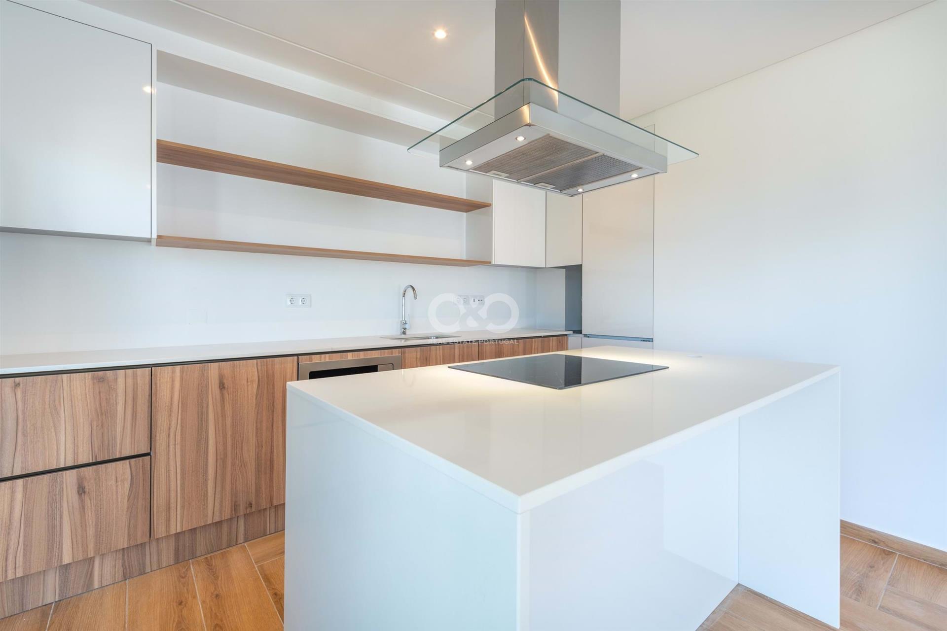 Apartamento de 3 dormitorios en condominio con piscina.