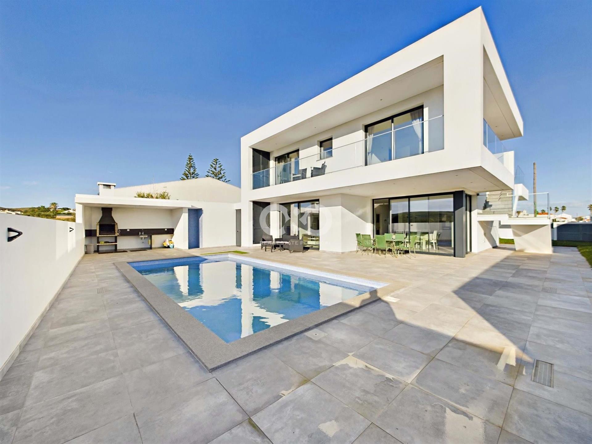 Villa de 2+1 dormitorios con piscina y vistas despejadas al campo