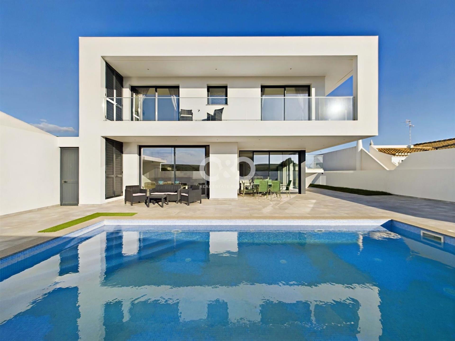 Villa de 2+1 dormitorios con piscina y vistas despejadas al campo