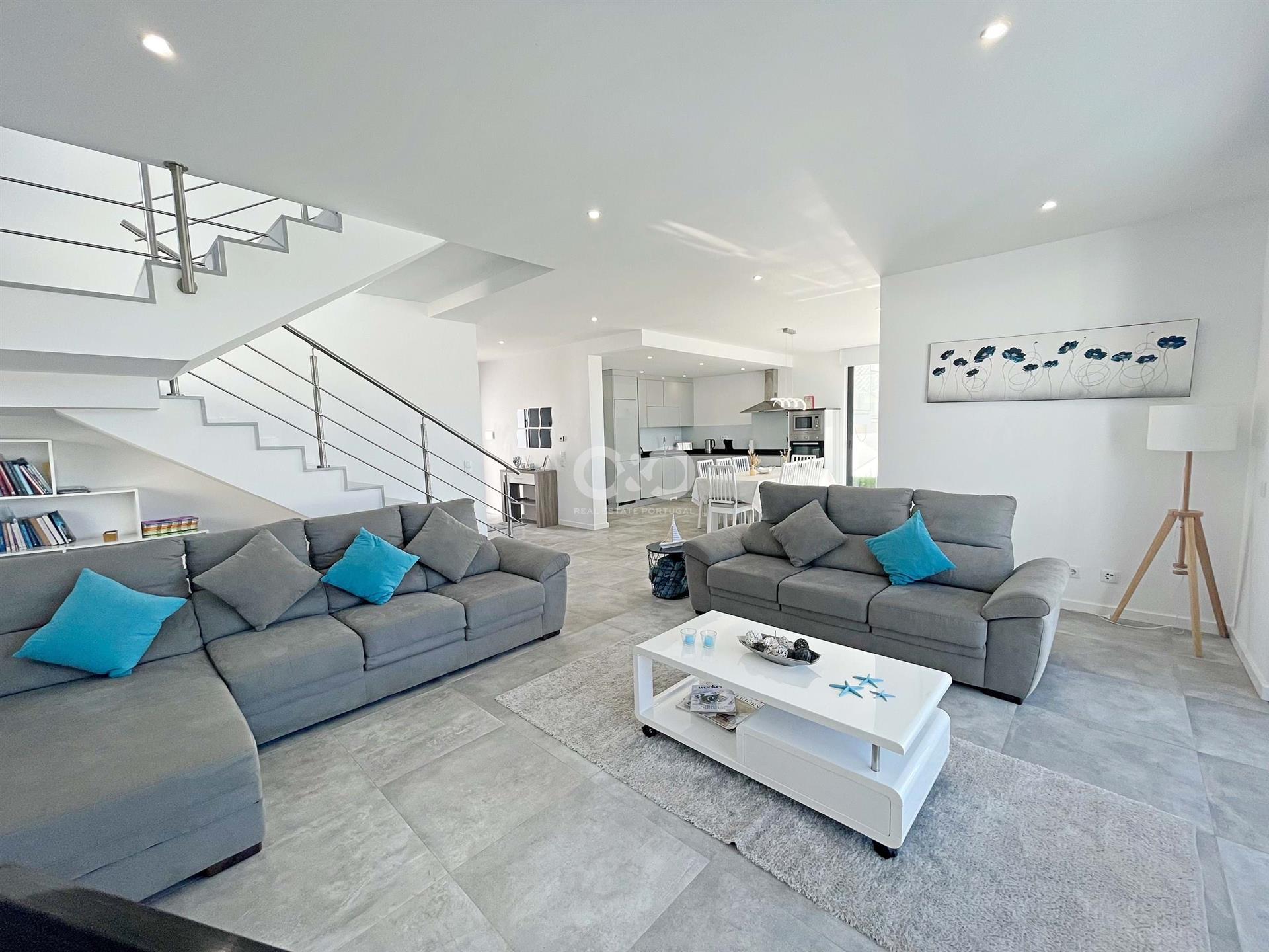 Villa de 2+1 dormitorios con piscina y vistas despejadas al campo