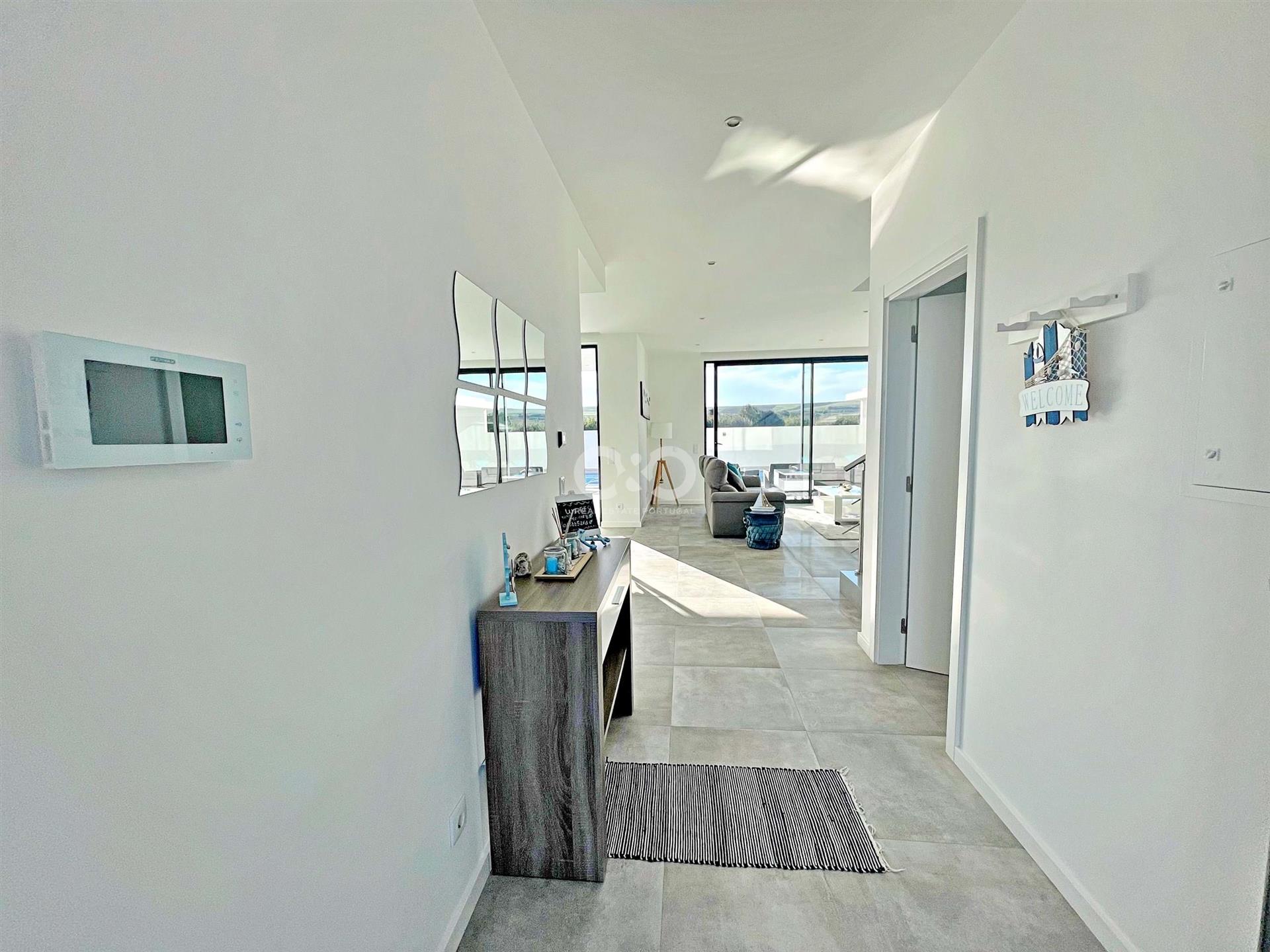 Villa de 2+1 dormitorios con piscina y vistas despejadas al campo