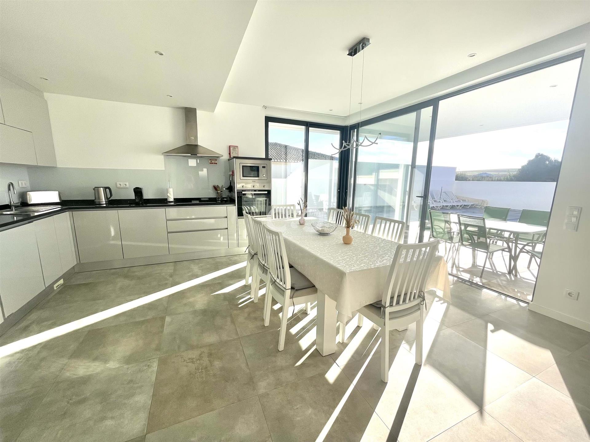 Villa de 2+1 dormitorios con piscina y vistas despejadas al campo