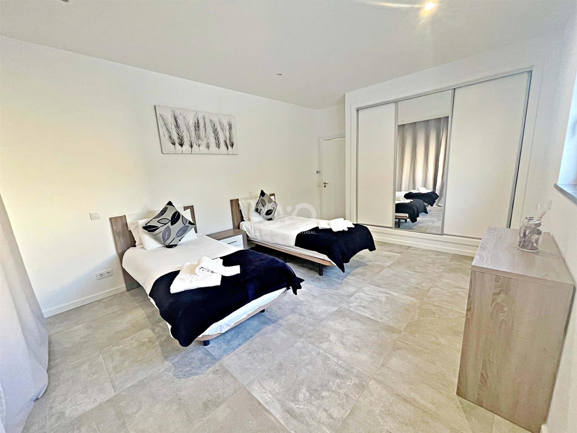 Villa de 2+1 dormitorios con piscina y vistas despejadas al campo