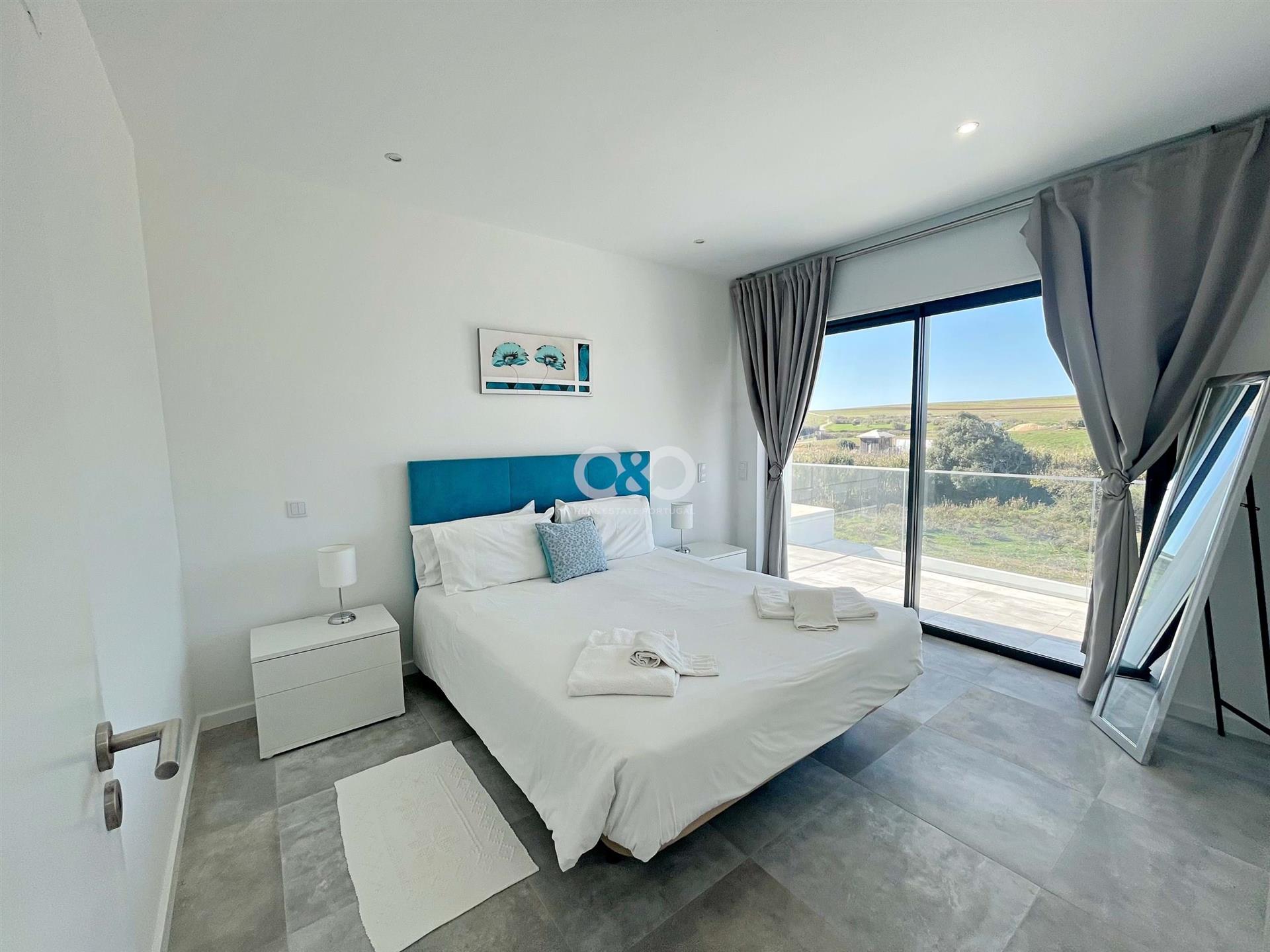 Villa de 2+1 dormitorios con piscina y vistas despejadas al campo