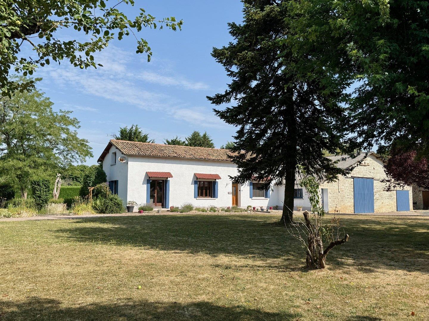 Charmante maison de village rénovée avec grange et jardins paysagers