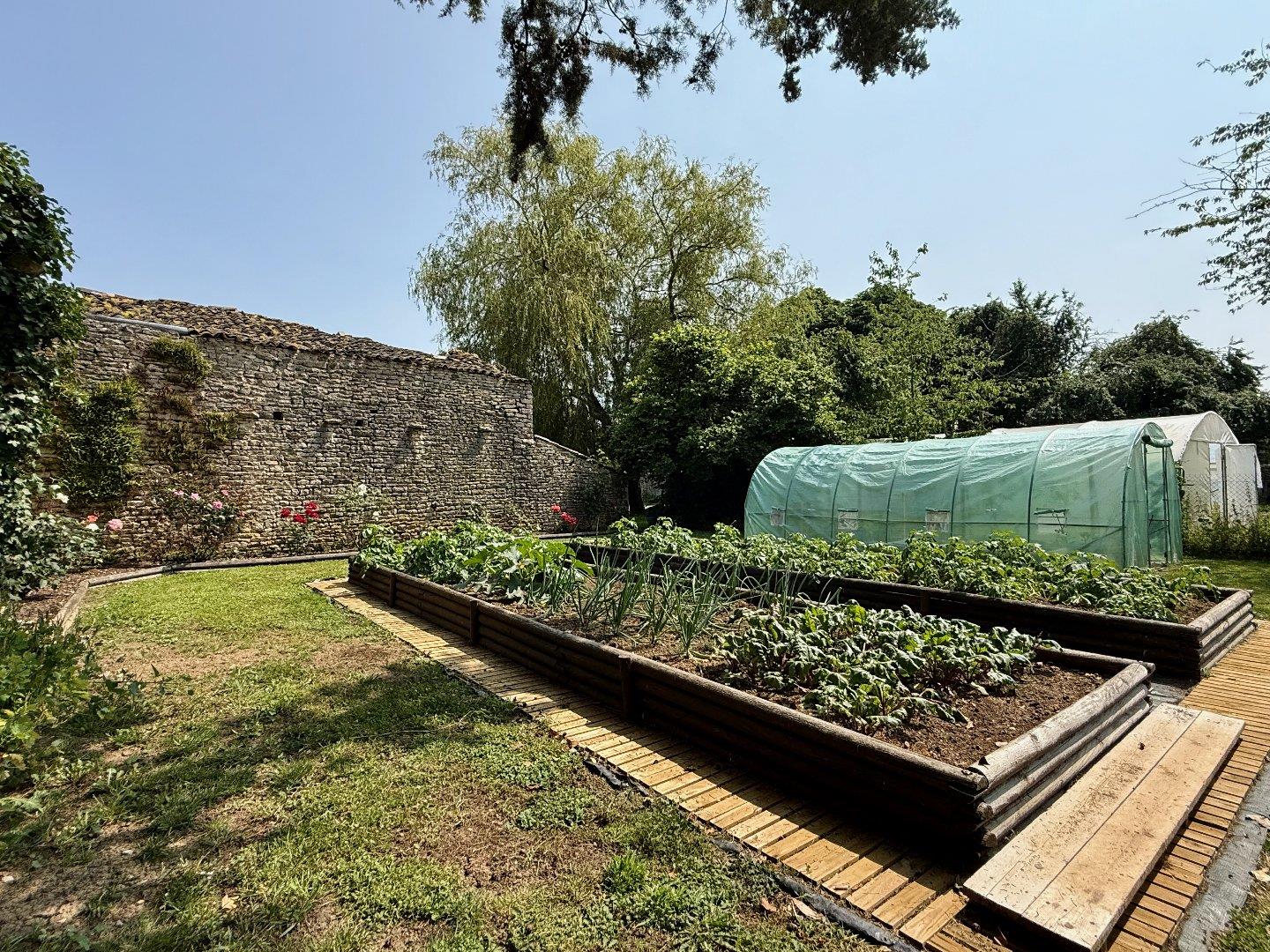 Charmante maison de village rénovée avec grange et jardins paysagers