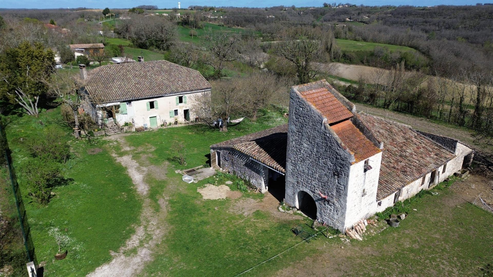 Tarn Et Garonne Stone farmhouse, barn with pigeonnier to be renovated, lovely views with 3+ hectares