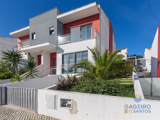 4 bedroom villa with private pool and views of the bay of São Martinho do Porto