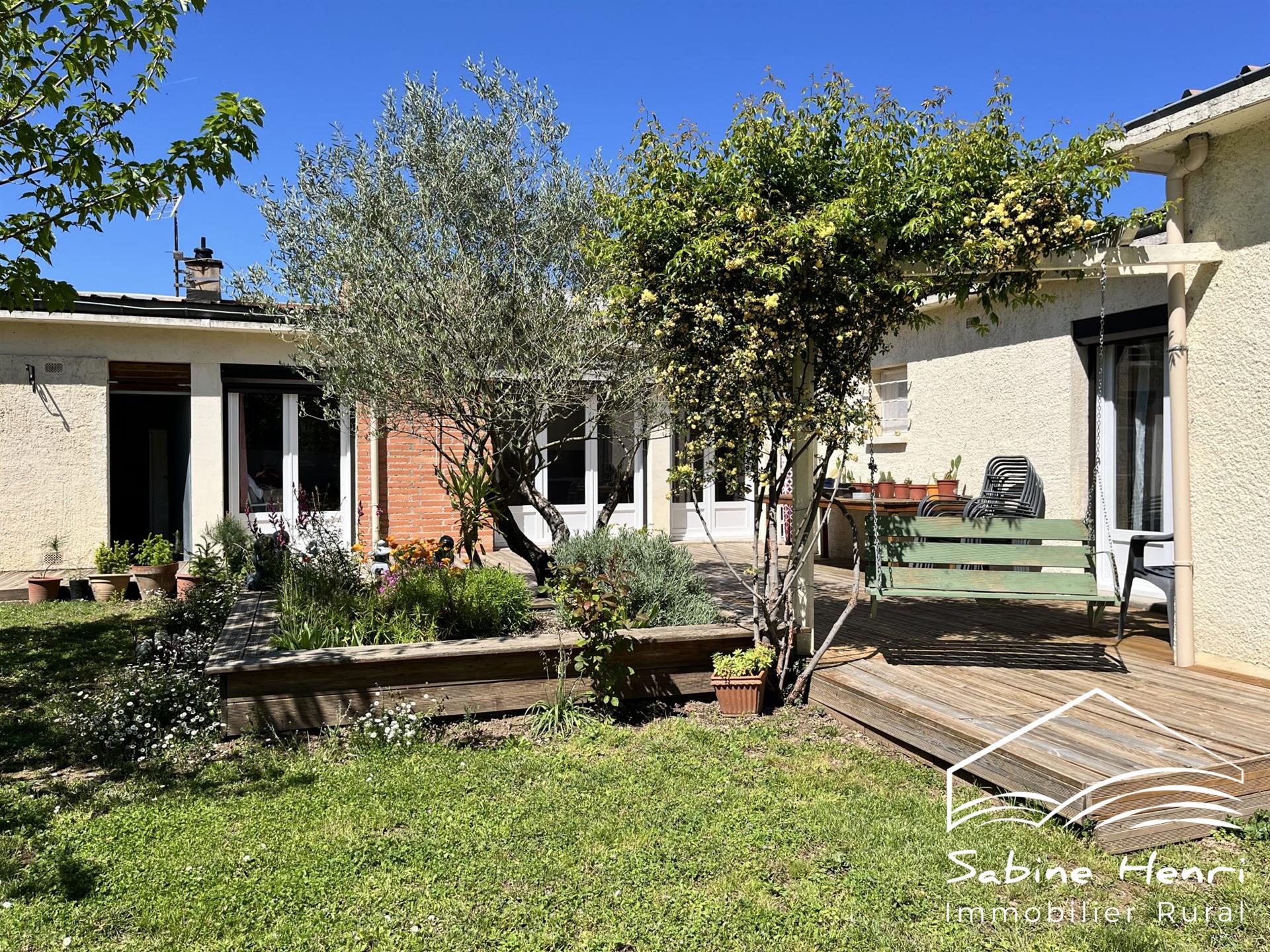 Single-storey house with 4 bedrooms + 1 office