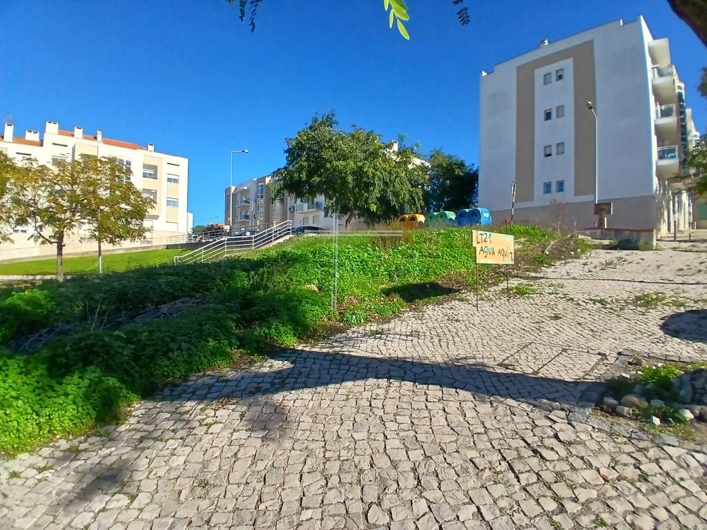 2+3 bedroom flat with balcony and parking for 1 car - Palhais