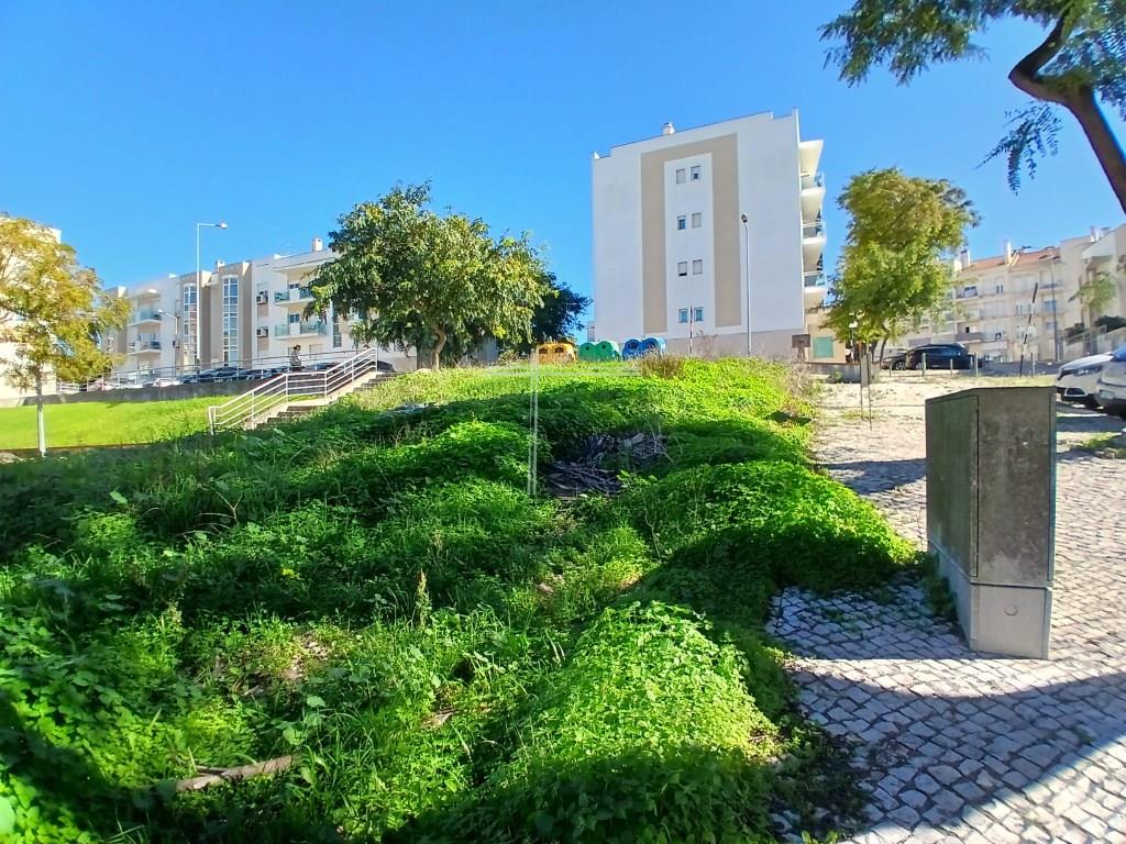 2+3 bedroom flat with balcony and parking for 1 car - Palhais