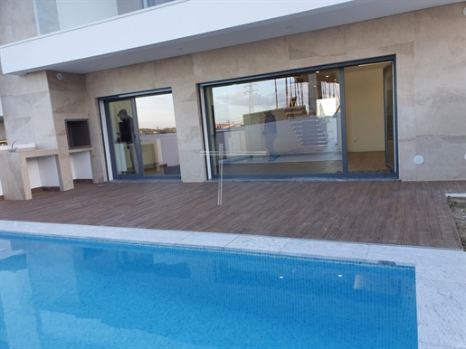 Semi-Detached house T4+1, contemporary architecture with garage and salt pool - Alto do Índio
