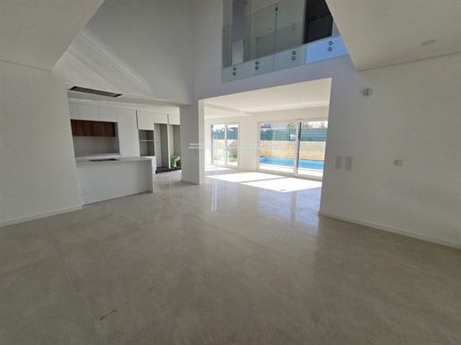 Villa individuelle sur un terrain de 500m2, avec piscine et garage - Marisol