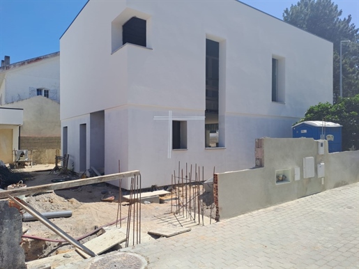 Maison individuelle T3, architecture contemporaine, avec piscine et garage - Aroeira, Charneca da Ca