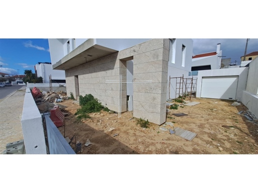 Detached house 4 new 4, with garage and swimming pool, very well located.- Quinta da Alembrança