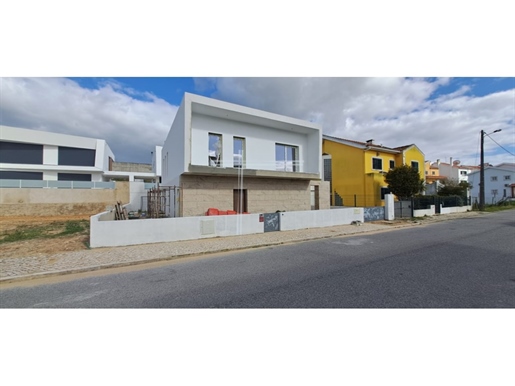 Einfamilienhaus 4 neue 4, mit Garage und Schwimmbad, sehr gut gelegen.- Quinta da Alembrança