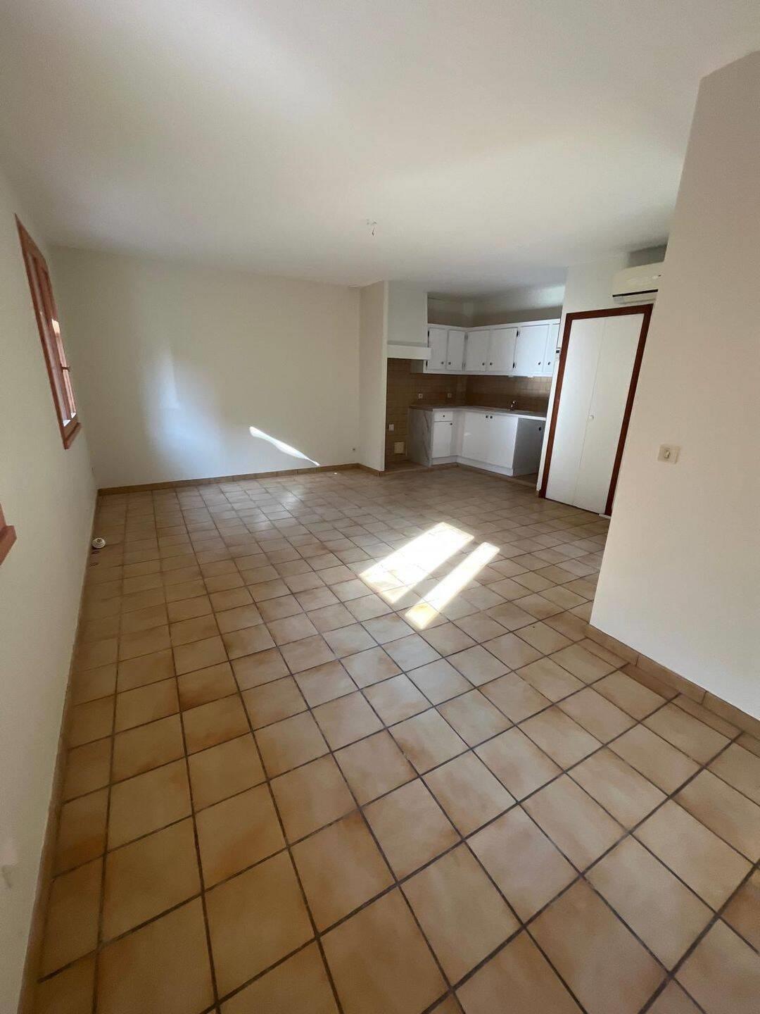 Maison à louer, 64m², Laure-Minervois