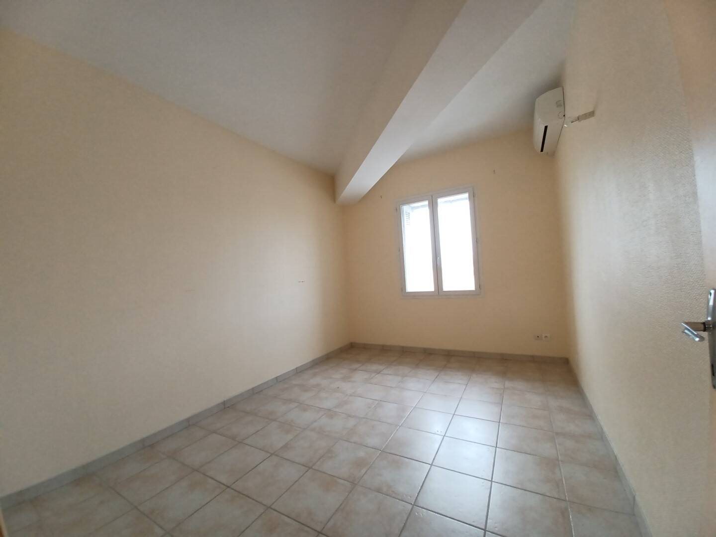 Appartement à louer, 82m², Olonzac