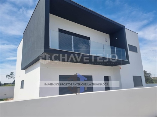 Neue Villa mit Swimmingpool im Bau zum Verkauf in Entroncamento