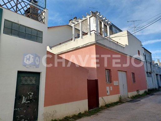 Refurbished building for sale in one of the main entrances of Tomar.