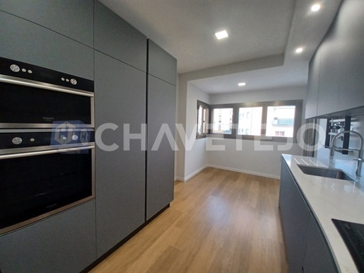 New 4 bedroom flat with equipped kitchen and garage in Tomar.