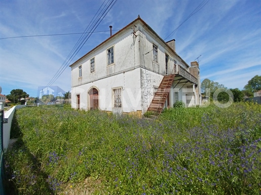 Casa solariega para restaurar insertada en terreno frente al río Nabão.