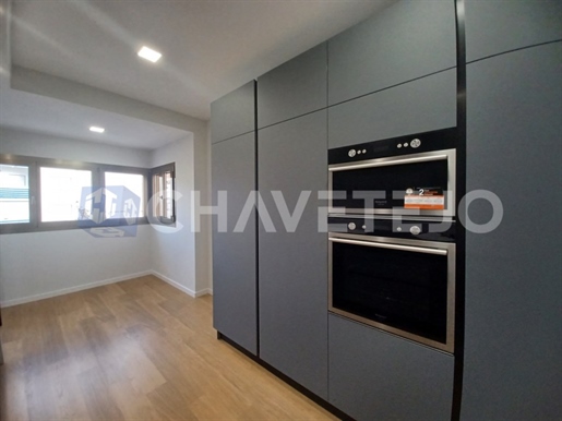 New 3 bedroom flat with equipped kitchen and storage room in Tomar.