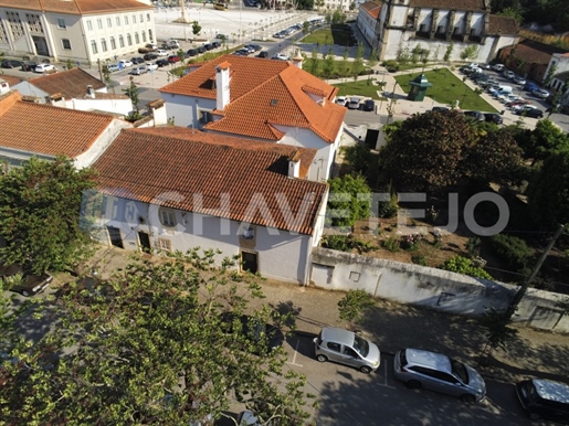 Magnificent property with house and garden in the center of Tomar.