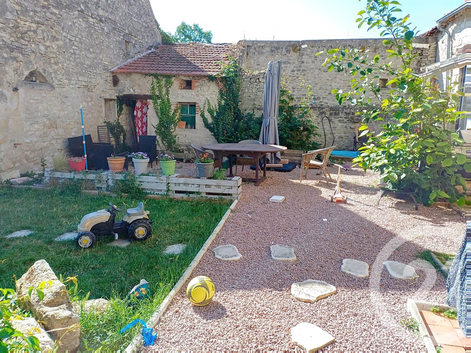 Maison à louer, 308m², Saint-Bonnet-de-Rochefort
