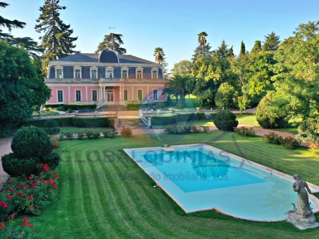 Farm with Magnificent Palace of the 19th century and equestrian facilities
