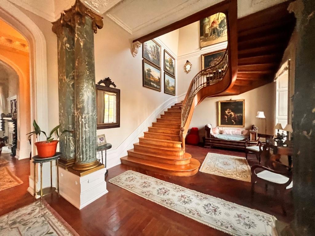 Farm with Magnificent Palace of the 19th century and equestrian facilities