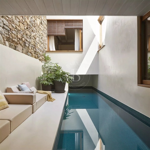 Espectacular y lujosa casa de pueblo de diseño moderno con piscina privada interior en la prestigios