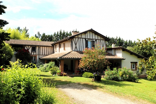 Authentique Ferme Ancienne avec Grandes Dépendances, terrain arboré fleuri sur 3.16ha de terrain