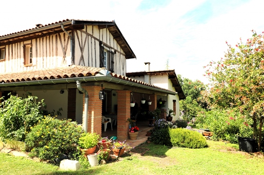 Authentique Ferme Ancienne avec Grandes Dépendances, terrain arboré fleuri sur 3.16ha de terrain