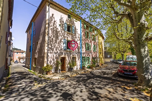 Viehättävä kylätalo upealla näkymällä Aude-joelle