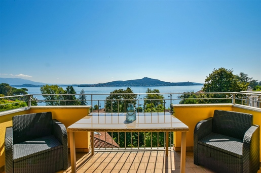 Appartement met Gemeenschappelijke Zwembad en Terrassen met Uitzicht op het meer in Meina