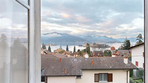 Дом с видом на озеро и загородным жильем в Стрезе