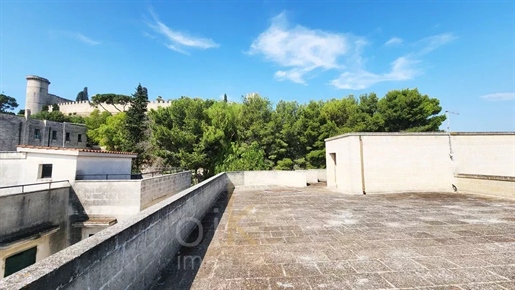 Rakennustalo keskellä – muutaman askeleen päässä Piazza Lamalta