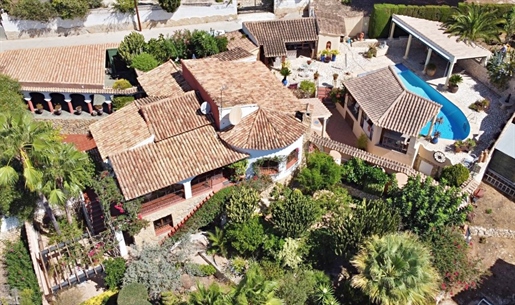 Fantastische villa met 4 slaapkamers in Spaanse stijl te koop in Sabatera, Moraira.
