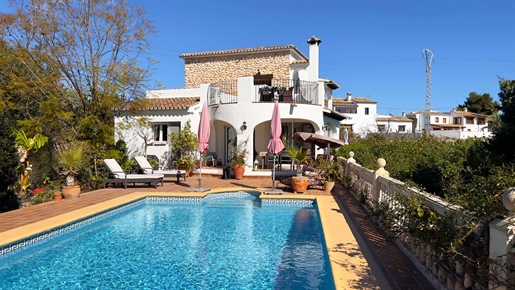 Finca-Stijl villa met uitzicht op zee en de vallei gelegen op de grens van Moraira en Benissa
